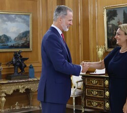 Su Majestad el Rey recibe el saludo de la representante de Coalición Canaria, Doña Cristina Valido García