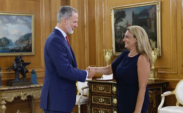 Su Majestad el Rey recibe el saludo de la representante de Coalición Canaria, Doña Cristina Valido García