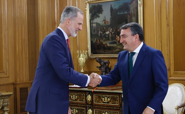 Su Majestad el Rey recibe el saludo del representante de Euzko Alderdi Jeltzalea-Partido Nacionalista Vasco, Don Aitor Esteban Bravo
