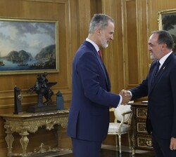 Su Majestad el Rey recibe el saludo del representante de Unión del Pueblo Navarro, Don Javier Esparza Abaurrea