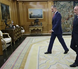 Su Majestad el Rey se dirige a su despacho con el representante de Unión del Pueblo Navarro, Don Javier Esparza Abaurrea