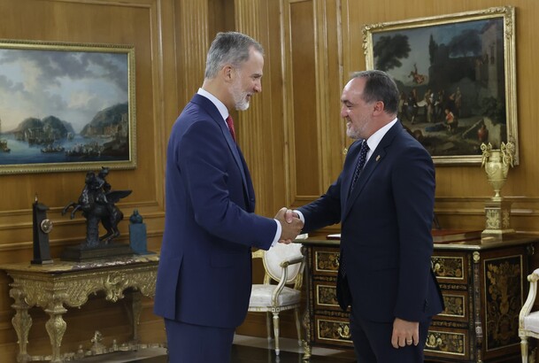 Su Majestad el Rey recibe el saludo del representante de Unión del Pueblo Navarro, Don Javier Esparza Abaurrea