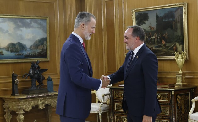 Su Majestad el Rey recibe el saludo del representante de Unión del Pueblo Navarro, Don Javier Esparza Abaurrea