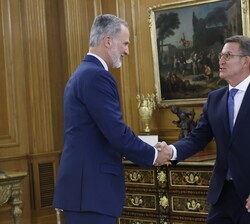 Su Majestad el Rey recibe el saludo del representante del Partido Popular, Don Alberto Núñez Feijóo