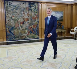 Su Majestad el Rey se dirige a su despacho con el representante del Partido Popular, Don Alberto Núñez Feijoo