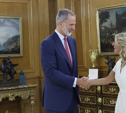 Su Majestad el Rey recibe el saludo de la representante de SUMAR, Doña Yolanda Díaz Pérez