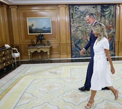 Su Majestad el Rey se dirige a su despacho con la representante de SUMAR, Doña Yolanda Díaz Pérez