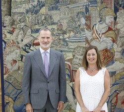 Su Majestad el Rey acompañado por la presidenta del Congreso de los Diputados, Francina Armengol, momentos antes de informar a Don Felipe de la celebr