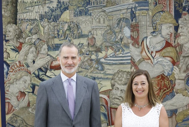 Su Majestad el Rey acompañado por la presidenta del Congreso de los Diputados, Francina Armengol, momentos antes de informar a Don Felipe de la celebr