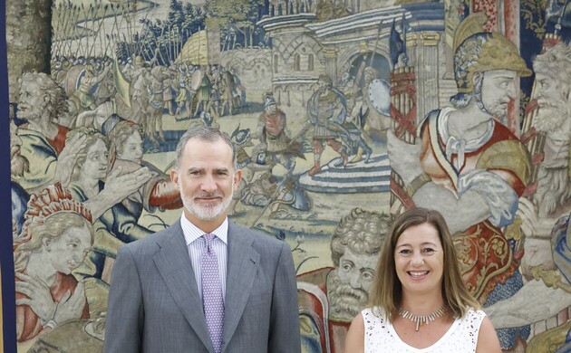Su Majestad el Rey acompañado por la presidenta del Congreso de los Diputados, Francina Armengol, momentos antes de informar a Don Felipe de la celebr