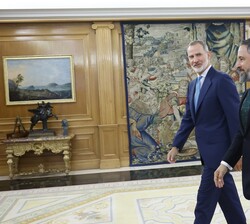Su Majestad el Rey se dirige a su despacho con el representante de VOX, Don Santiago Abascal Conde