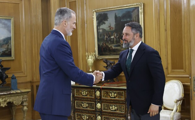 Su Majestad el Rey recibe el saludo del representante de VOX, Don Santiago Abascal Conde