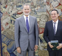 Su Majestad el Rey junto al Fiscal General del Estado, Álvaro García Ortiz