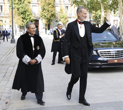 Su Majestad el Rey saluda a los madrileños que se congregaban a su llegada al Palacio de Justicia 