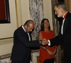 Su Majestad el Rey recibe el saludo del presidente del Senado, Pedro Rollán