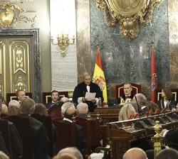 Su Majestad el Rey durante la intervención del presidente en funciones del Tribunal Supremo, Francisco Marín