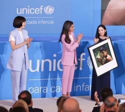 La Reina entrega el Premio Comunica, concedido a la periodista Alexia Columba Jerez por el reportaje “Los Orfanatos Ucranianos: los descargan co