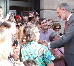 Su Majestad el Rey recibe el saludo de los vecinos de Pamplona a su llegada a la Catedral Metropolitana de Santa María la Real