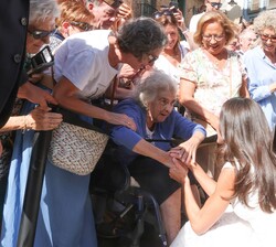 Su Majestad la Reina conversa con una de las vecinas de Pamplona a su llegada a la Catedral Metropolitana de Santa María la Real