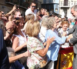 Don Felipe recibe el cariño de los vecinos de Pamplona a su llegada a la Catedral Metropolitana de Santa María la Real