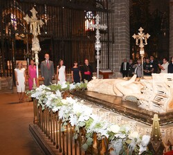 Don Felipe y Doña Letizia frente al mausoleo del Rey Carlos III el Noble acompañados por las autoridades asistente