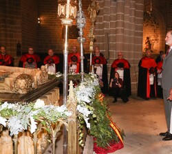 Sus Majestades los Reyes tras realizar la ofrenda floral a los pies del mausoleo del Rey Carlos III el Noble