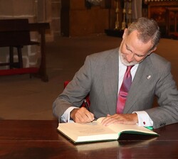 Don Felipe firma en el libro de honor de la catedral