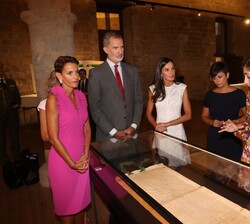 Sus Majestades los Reyes durante su recorrido por la exposición donde se exhibieron documentos originales que muestran las causas y motivos que llevar