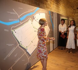 Don Felipe y Doña Letizia atienden a las explicaciones de la archivera municipal, Beatriz Marcotegui, durante su recorrido por la exposición