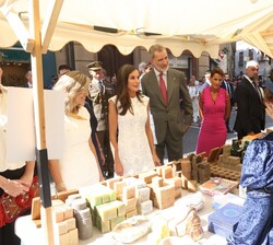 Los Reyes en un momento de su recorrido por el mercadillo medieval 