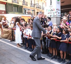 Su Majestad el Rey recibe el saludo de unos niños a su llegada a la Plaza Consistorial