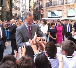 Don Felipe recibe el saludo de unos niños a su llegada a la Plaza Consistorial