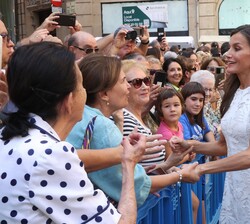 Doña Letizia recibe el cariño de los vecinos de Pamplona que se encontraban en la Plaza Consistorial