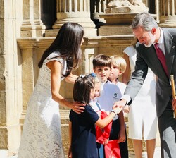 Un grupo de niños entregan a Sus Majestades los Reyes unos pañuelos de San Fermín