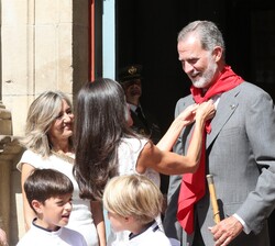 Doña Letizia ata a Don Felipe el pañuelo de San Fermín que previamente habían hecho entrega los niños
