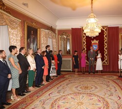 La alcaldesa de Pamplona dirige unas palabras en presencia de Sus Majestades los Reyes