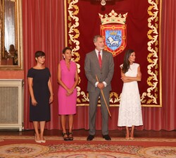 Sus Majestades los Reyes atienden a las palabras de la alcaldesa de Pamplona