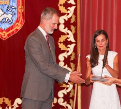 La alcaldesa entrega a Sus Majestades los Reyes el sello del Privilegio de la Unión