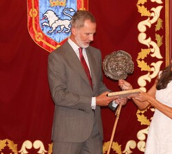 Don Felipe y Doña Letizia observan el sello del Privilegio de la Unión tras ser entregado por la alcaldesa de Pamplona