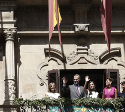 Sus Majestades los Reyes saludan desde el balcón del Ayuntamiento de Pamplona