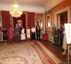 Un momento del acto que tuvo lugar en el interior del Ayuntamiento de Pamplona donde un artista hace un dibujo de ese momento