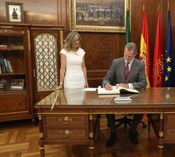 Su Majestad el Rey firma en el libro de honor del ayuntamiento en presencia de la alcaldesa de Pamplona