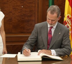 Momento en el que Don Felipe firma en el libro de honor del ayuntamiento de Pamplona
