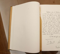 Dedicatoria realizada por Sus Majestades los Reyes en el libro de honor del Ayuntamiento de Pamplona