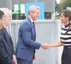 Su Majestad la Reina recibida, a su llegada al Colegio de Educación Infantil y Primaria Plurilingüe do Camiño Inglés, por el presidente de la Xunta de