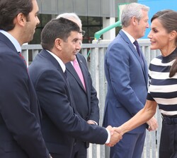 Su Majestad la Reina recibida, a su llegada al Colegio de Educación Infantil y Primaria Plurilingüe do Camiño Inglés, por el delegado del Gobierno en 