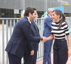 Su Majestad la Reina recibida, a su llegada al Colegio de Educación Infantil y Primaria Plurilingüe do Camiño Inglés, por el el alcalde de Sigüeiro-Or
