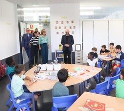 Su Majestad la Reina durante su visita a las aulas de Educación Primaria
