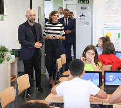 Su Majestad la Reina durante su visita a las aulas de Educación Primaria