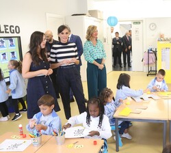 Su Majestad la Reina durante su visita a las aulas de Educación Infantil